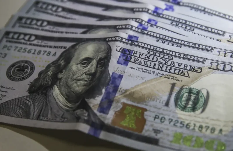 Dólar volta a R$ 5 com ambiente externo e ajuste pós-eleitoral