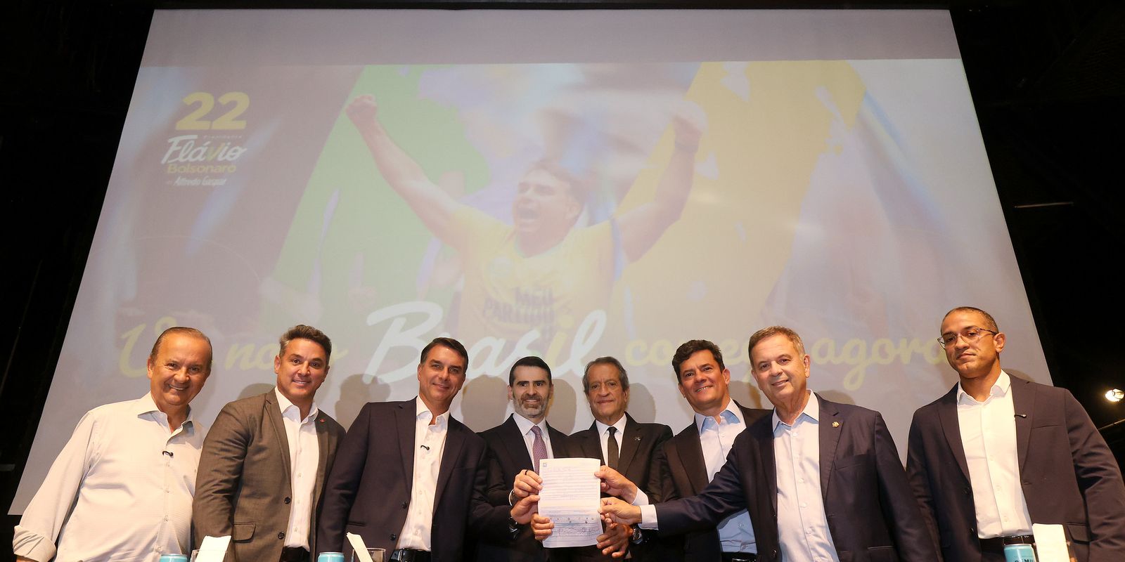 Flávio Bolsonaro recebe apoio de governadores eleitos e Cury — Imagem: Agencia Brasil