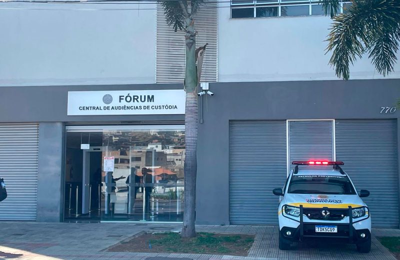 Homem que agrediu esposa com barra de ferro continuará preso