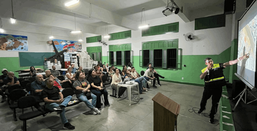 Lideranças comunitárias se reúnem para discutir nova etapa das obras de drenagem do Córrego São Pedro — Imagem: Prefeitura de Juiz de Fora