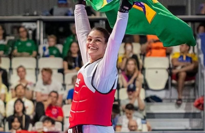 Maria Clara Pacheco é campeã da 3ª etapa do Grand Prix, em Paris