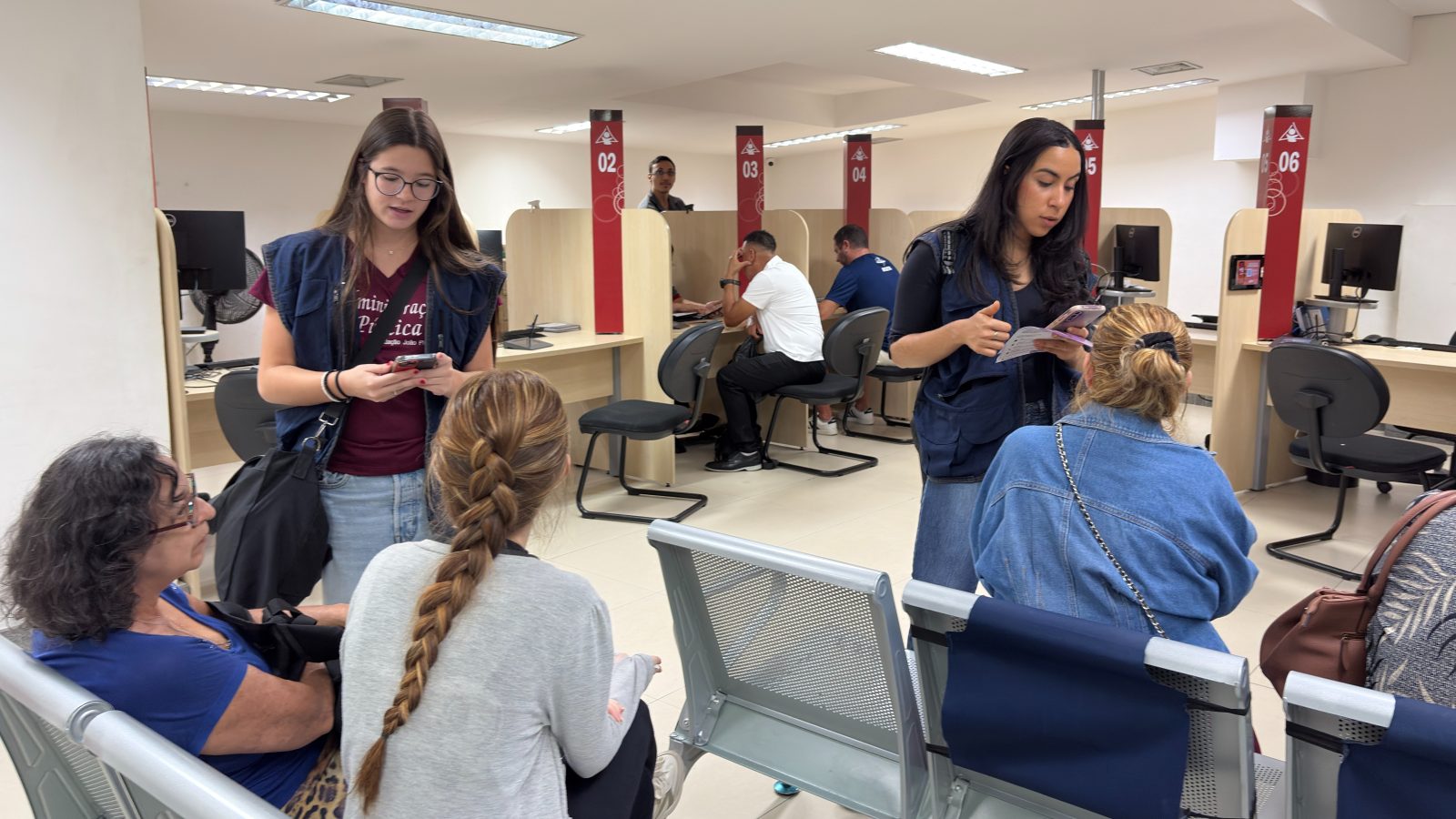 Ouvidoria Móvel ouve usuários da UAI Praça Sete sobre a qualidade dos serviços públicos estaduais — Imagem: Agencia Minas