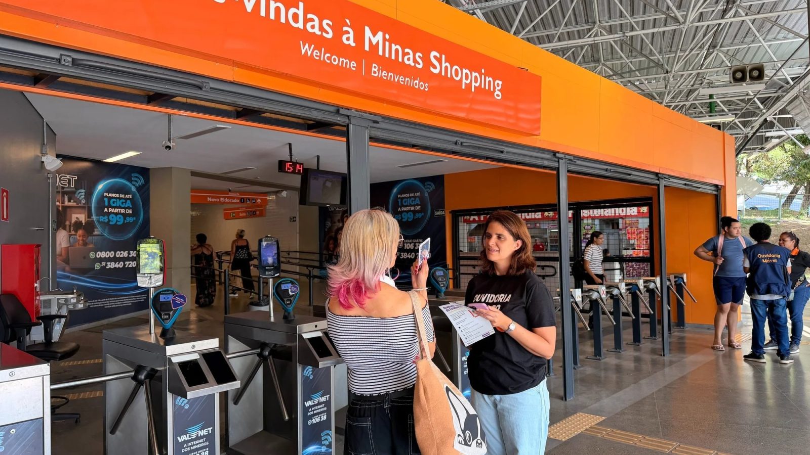 Passageiros do Metrô da RMBH participam de ação da OGE/MG para avaliar serviços e contribuir com melhorias no transporte público — Imagem: Agencia Minas