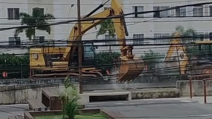 Prefeitura multa responsável por remover mureta na Via São Pedro sem autorização