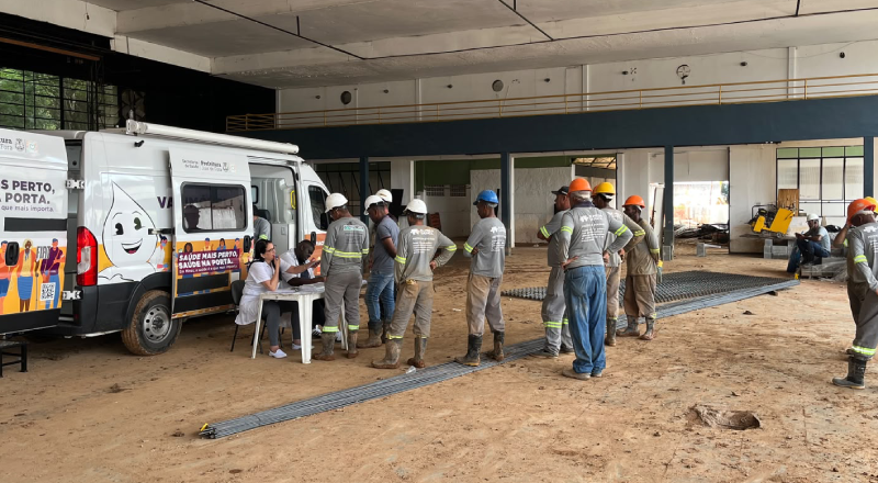 Prefeitura vacina trabalhadores das obras de drenagem e esgotamento sanitário em Juiz de Fora