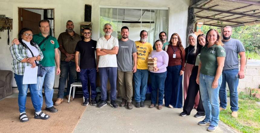 Produtores participam de Dia de Campo sobre criação e manejo de Abelhas sem ferrão — Imagem: Prefeitura de Juiz de Fora
