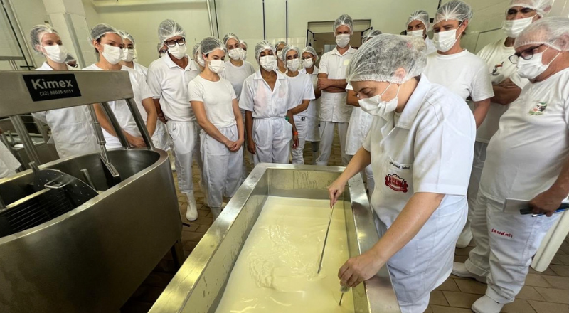 Segunda edição do Encontro de Produtores de Pecuária Leiteira reúne 21 produtores em curso de fabricação de queijos padrão e meia cura em Juiz de Fora