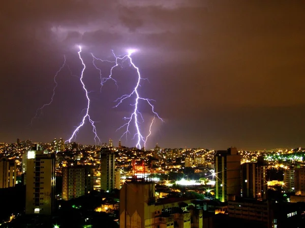 Temporais estão chegando: Cemig orienta como evitar acidentes com a rede elétrica