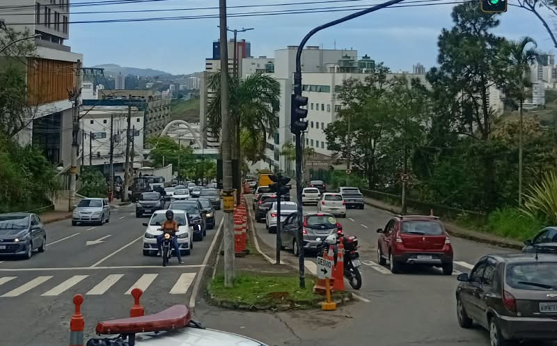 Trânsito está normalizado na Avenida Presidente Itamar Franco após conclusão das demolições