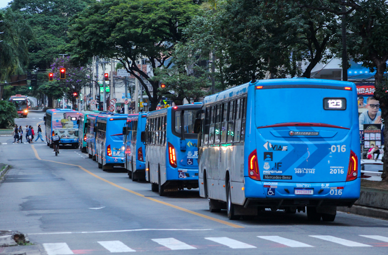Transporte coletivo opera com horários de dias úteis e mantém ...